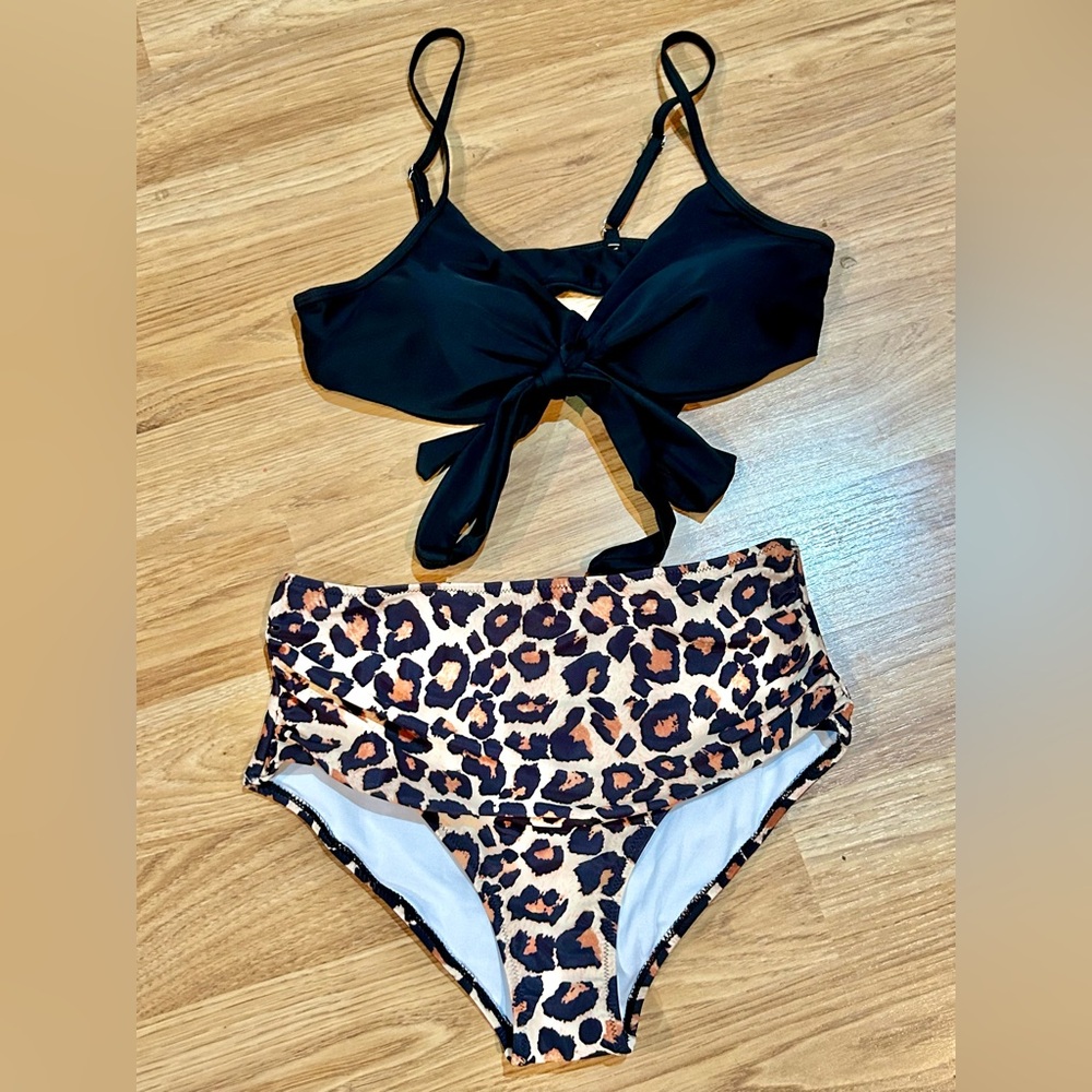 NWOT 2PIECE SWIM SUIT LEOPARD WORN WITH STRAPS OR HALTER LADIES LARGE